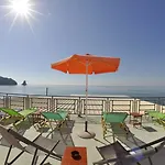 Pink Palace Hotel 2*
